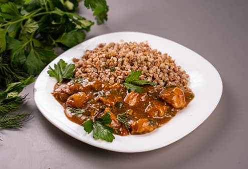 Гуляш с говядиной и гречкой